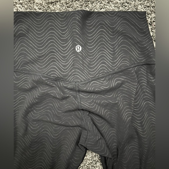 Very rare!!!Lululemon Align High Rise Pant in Aqueous Emboss Black, Size 6 - Picture 4 of 6
